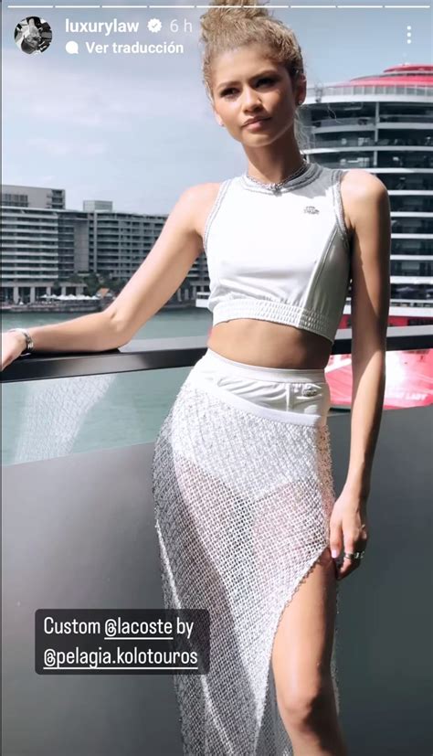 Zendaya enseña las bragas con una falda transparente en la。